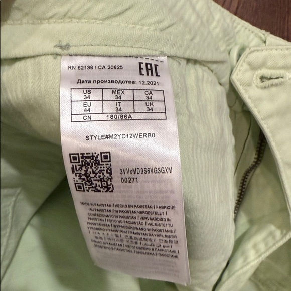 GUESS Men's Mint Green Flat Front Shorts - Picture 6 of 8